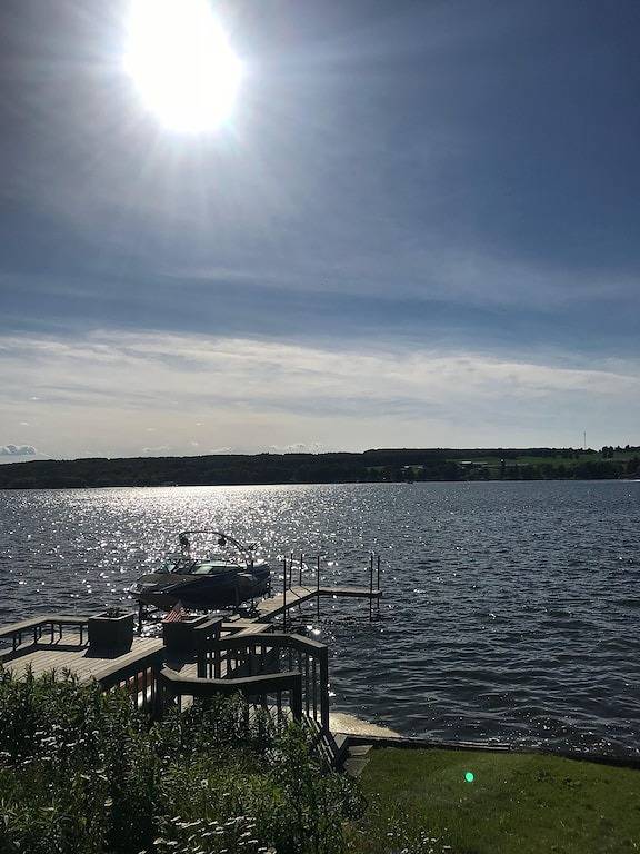 5 Schlafzimmer, 1 1/2 Badezimmer am Silver Lake in Wyoming County