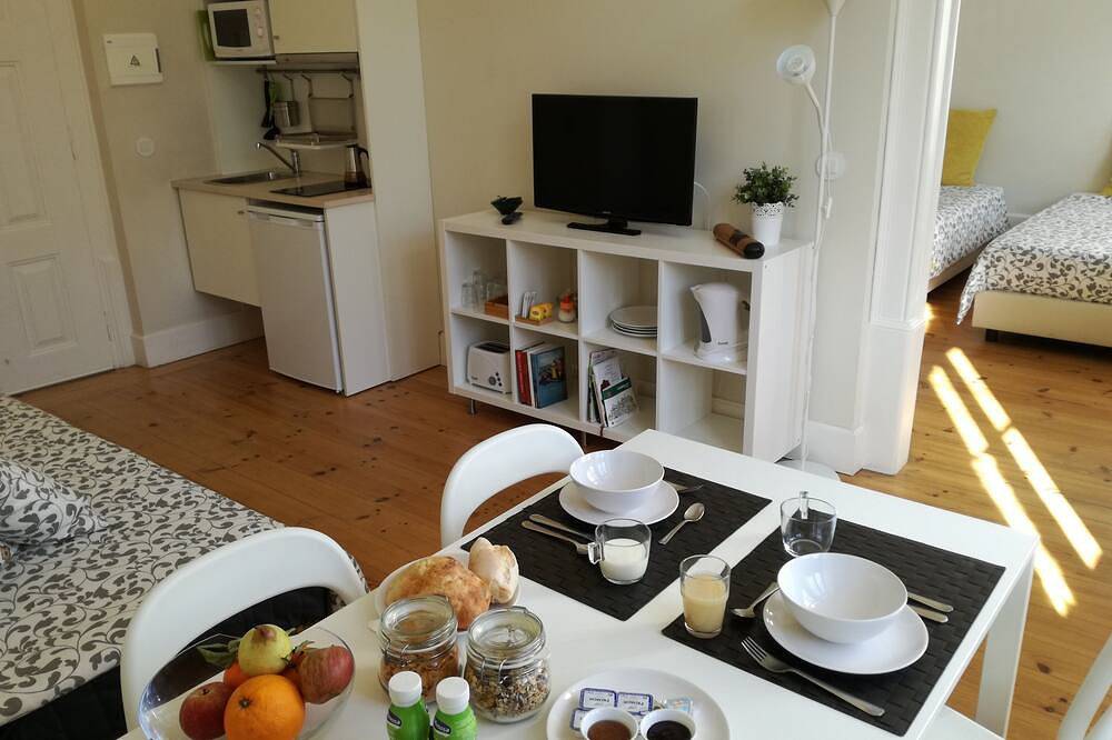 Ah33 - Double or Twin Studio with Balcony - University and Historic Center in Sé Nova (Coimbra), Coimbra