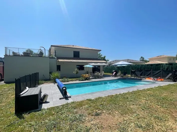 Chalet para 9 personas, con vistas y jardín además de sauna y piscina - 1