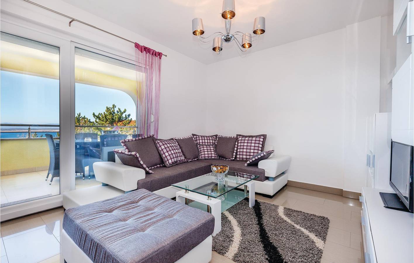 Gemütlich, 2 km vom Strand entfernt: Apartment am Pool mit WLAN und Terrasse in Crikvenica, Primorje-Gorski Kotar