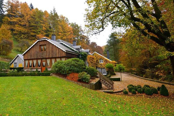Location de vacances pour 16 personnes, avec terrasse ainsi que sauna et piscine dans Orchimont