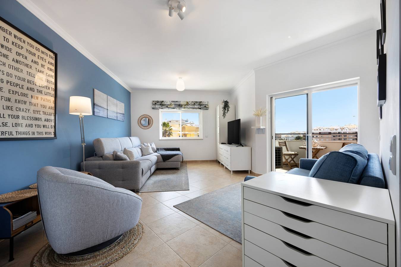 Entire apartment, Holiday Apartment "Morning View Terrace" with Sea View, Shared Pool & Wi-Fi in São Sebastião, Lagos