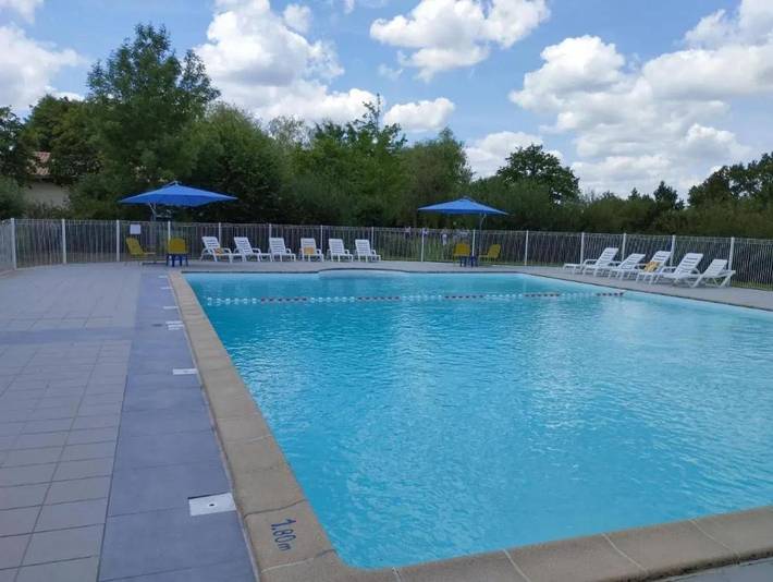 Gîte pour 4 personnes, avec Jardin ainsi que Piscine et Vue sur le lac dans Pescalis Moncoutant