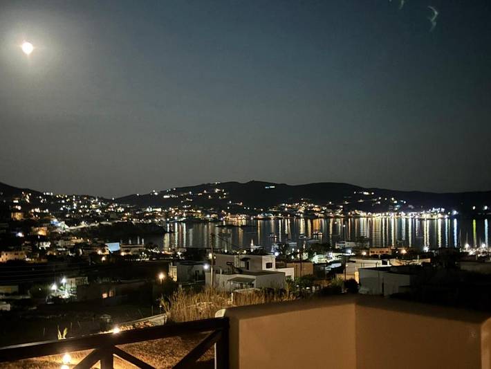 Location de vacances pour 2 personnes, avec balcon ainsi que jardin et vue dans Finikas