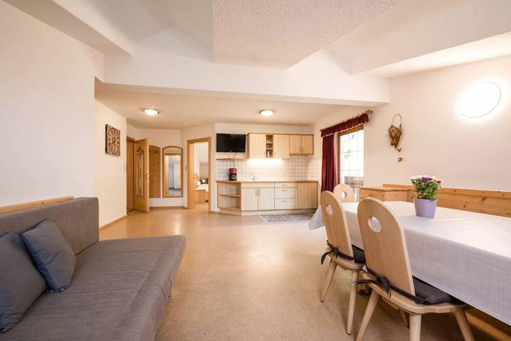 Holiday apartment for 10 people, with balcony - 1