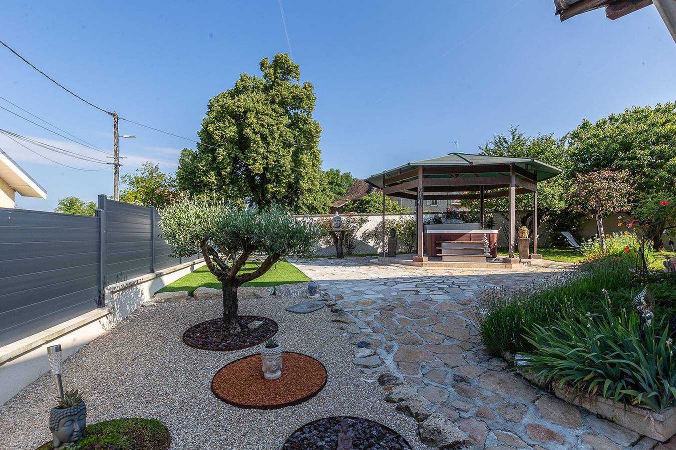 Holiday Home 'Richon' with Private Terrace, Wi-Fi and Air Conditioning in Arandon, Arandon-Passins