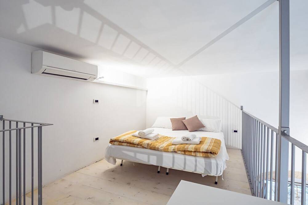 Apartamento entero, Cozy apartment on two levels that can accommodate up to 2 people, located in the center of Galatone, a lovely village in Salento a few km from the sea and close to Gallipoli and the Porto Selvaggio Natural Park. Halfway between the beaches of Santa Maria in Galatone, Golfo de Tarento