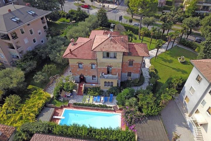 Villa per 8 persone, con vista lago e piscina nonché balcone, adatto a famiglie con bambini a Desenzano del Garda
