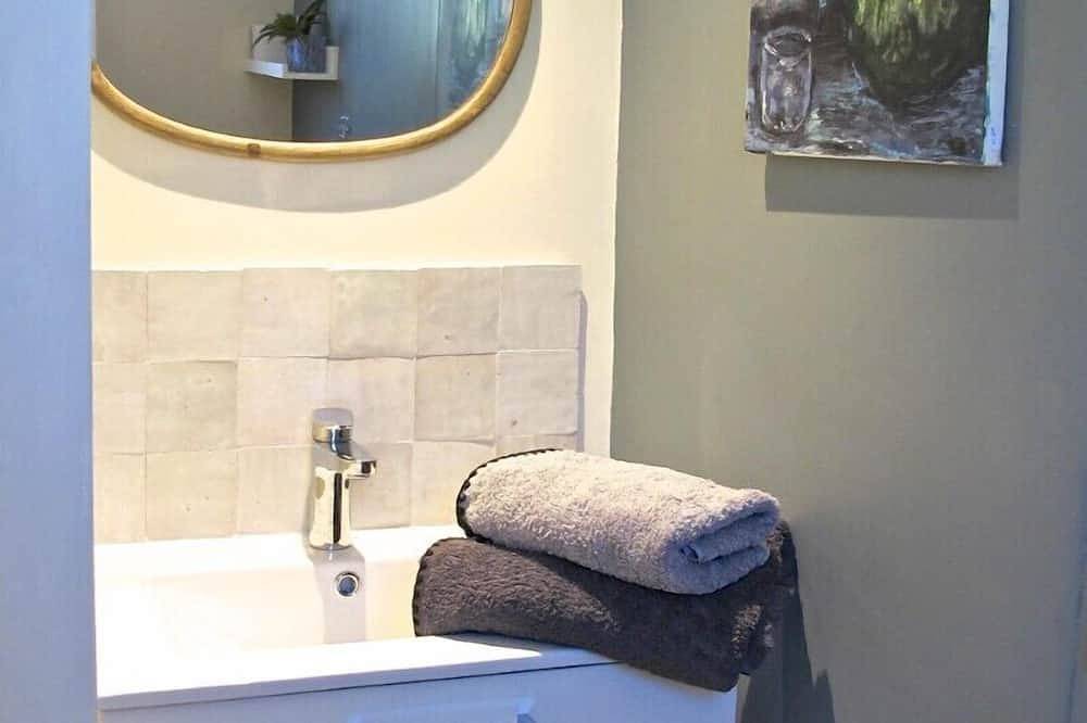 Appartement entier, Studio avec cour privatif et jacuzzi in Mazan, Parc naturel régional du Mont-Ventoux