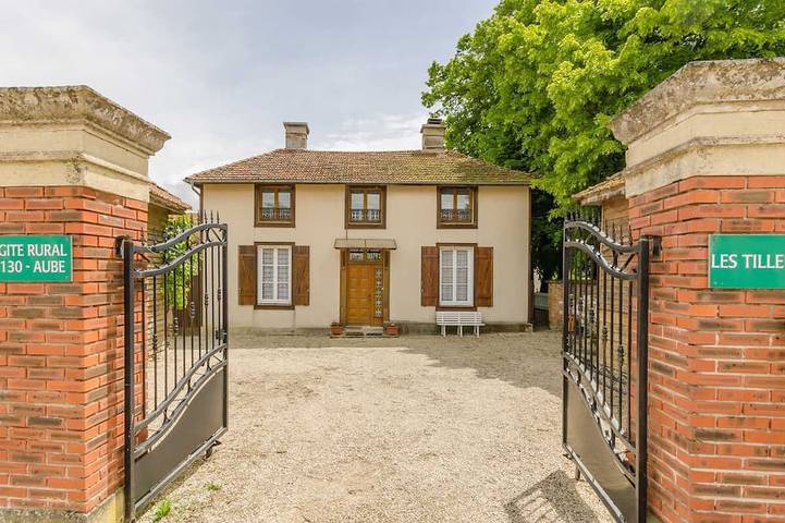 Location de vacances pour 10 personnes, avec jardin dans Arrembécourt