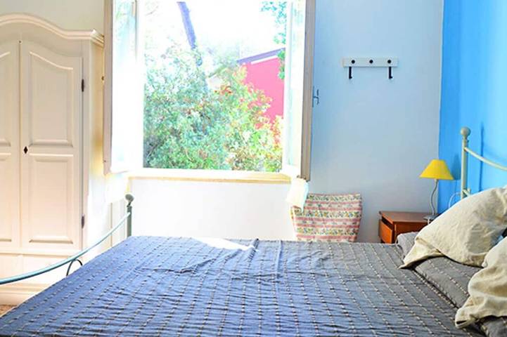 Ganze Wohnung, Apartment with veranda and garden just 300 meters from the sea in Shangri-là (Marina di Castagneto Carducci), Castagneto Carducci