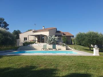 Gîte pour 8 personnes, avec piscine et terrasse à Ruoms