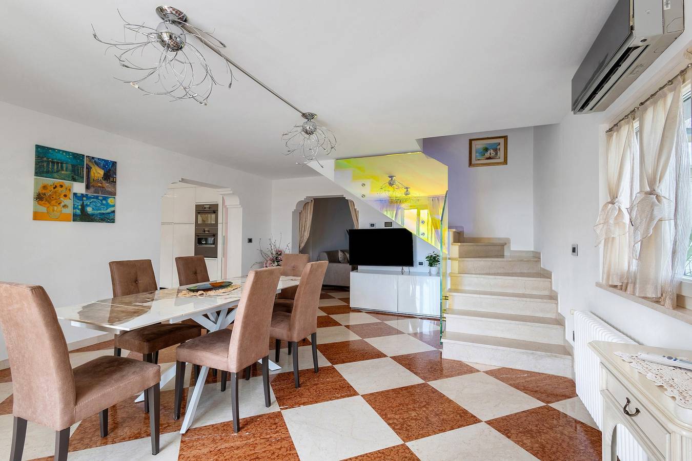 Villa au bord du lac de Garde : Spa extérieure et jardin privé in Peschiera del Garda, Montagnes autour du lac de Garde