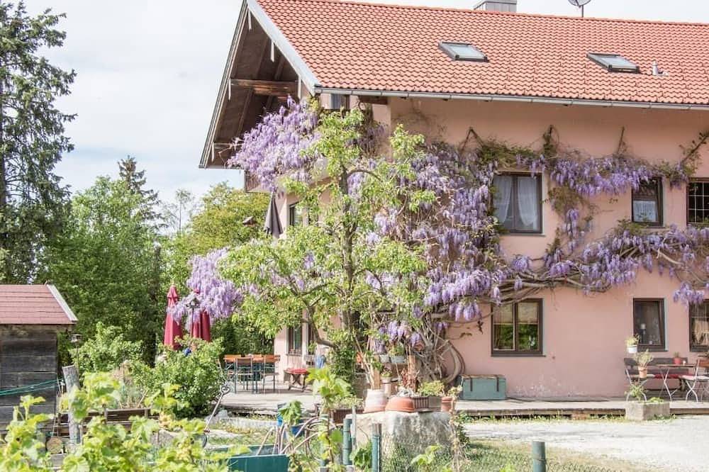 Ganze Wohnung, Ferienwohnung Elisabeth 50 qm mit Balkon und 2 getrennten Schlafzimmern in Riedering, Landkreis Rosenheim