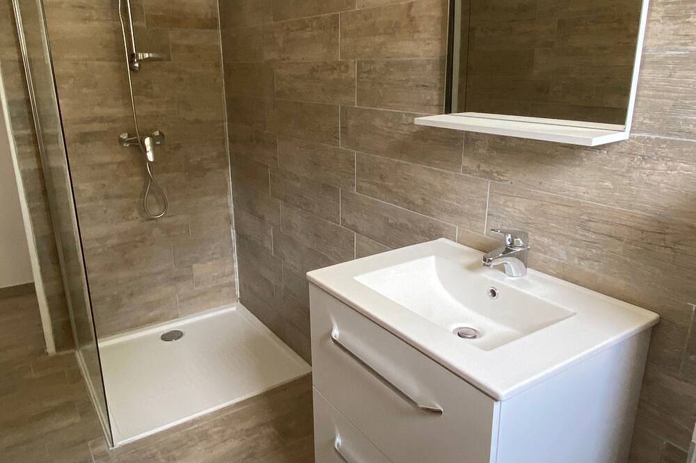 Geheel appartement, U Primu - Spacious, quiet apartment Aléria in Aléria, Corte en omgeving