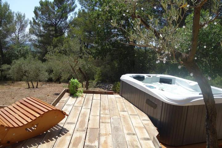 Chambre d’hôte pour 2 personnes, avec Jacuzzi et Terrasse ainsi que Jardin et Vue