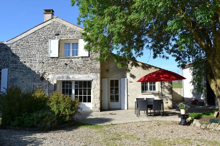 Gîte pour 6 personnes, avec terrasse ainsi que jardin et piscine, animaux acceptés - 1