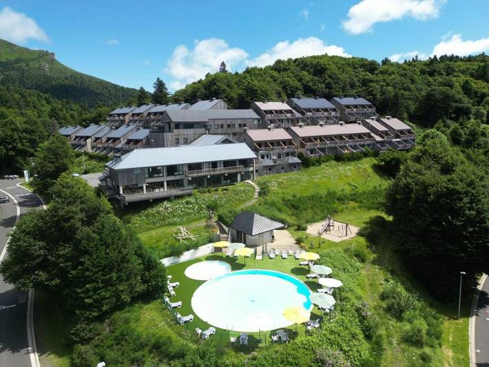 Location de vacances pour 7 personnes, avec vue et piscine ainsi que jardin et terrasse, animaux acceptés dans Le Lioran - 3