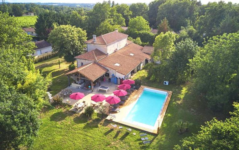 Location de vacances pour 16 personnes, avec Terrasse ainsi que Jardin et Piscine à Saint-Ciers-d'Abzac
