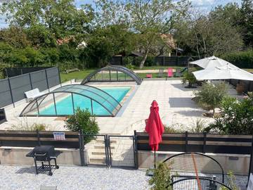 Gîte pour 14 personnes, avec piscine ainsi que vue et jardin, animaux acceptés à Maslives