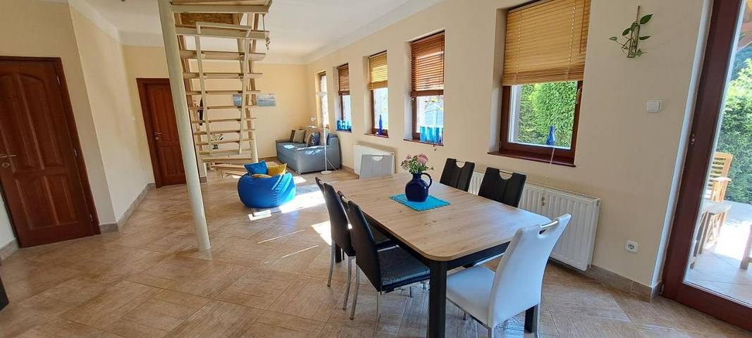 Ferienwohnung für 6 Personen, mit Balkon und Terrasse sowie Garten und Seeblick