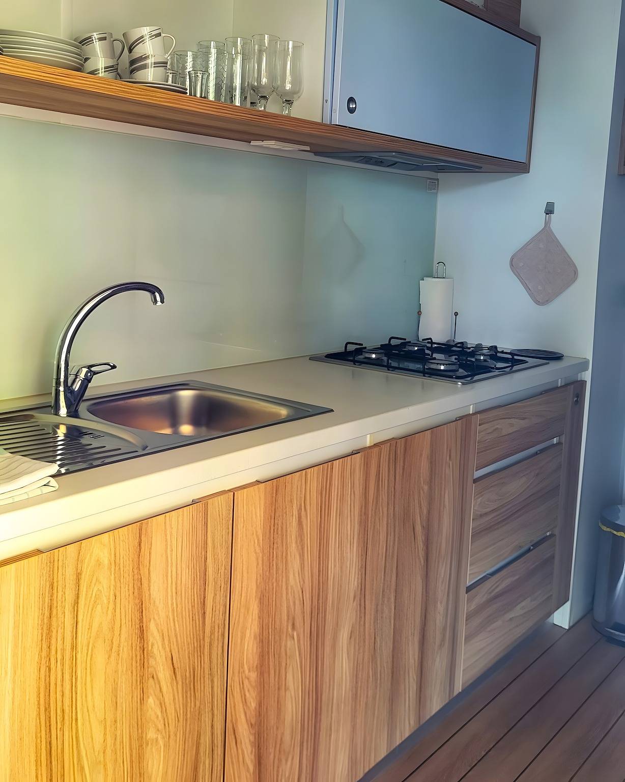 Mobile Home 'Kućica Br. 3 Plava' with Sea View, Wi-Fi and Air Conditioning in Zivogosce, Riwiera Makarska