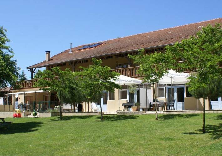 Location de vacances pour 6 personnes, avec Balcon et Terrasse ainsi que Jardin et Piscine à Estadens
