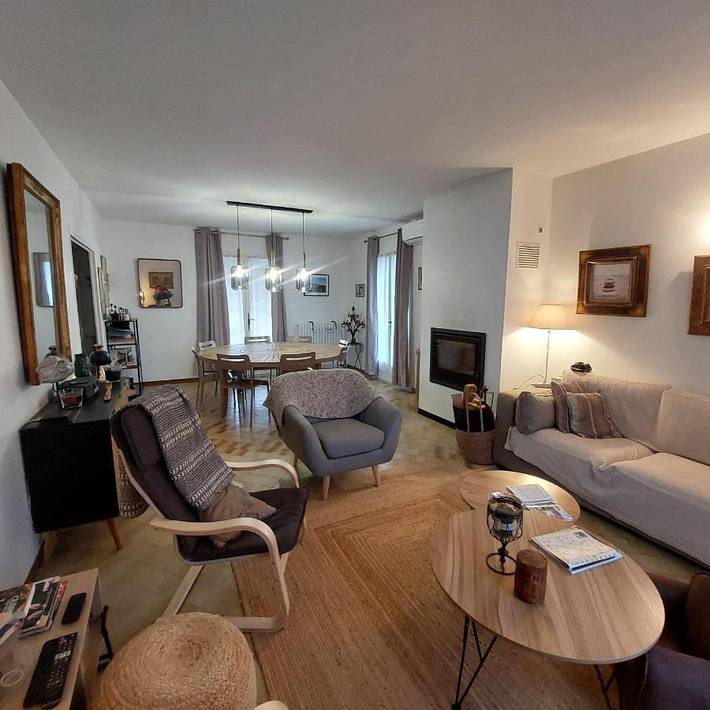 Location de vacances pour 10 personnes, avec vue et jardin ainsi que piscine et terrasse, animaux acceptés à Dauphin (homonymie) - 2