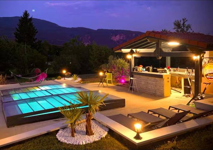 Villa pour 11 personnes, avec piscine ainsi que vue et jardin, animaux acceptés