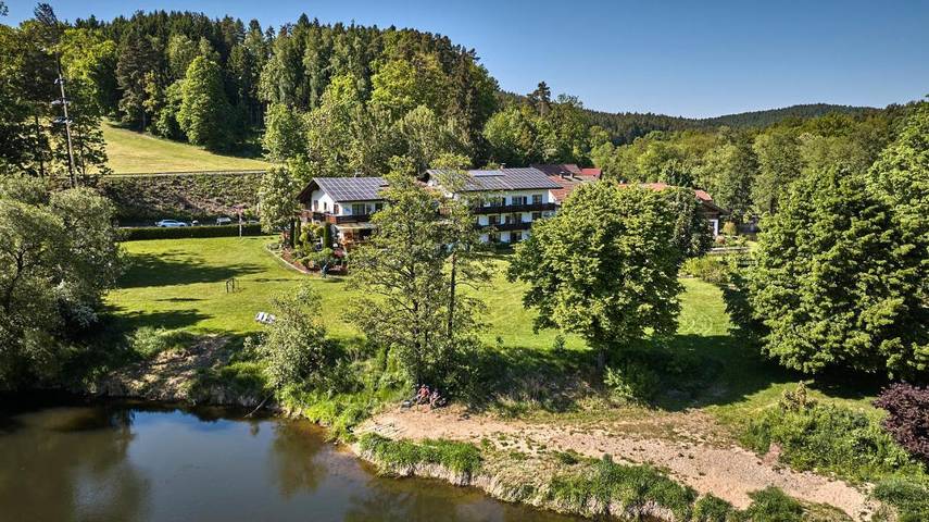 Hotel für 3 Personen, mit Balkon und Terrasse sowie Garten und Ausblick in Blaibach