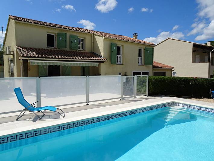 Location de vacances pour 9 personnes, avec terrasse ainsi que jardin et piscine à La Tour-sur-Orb