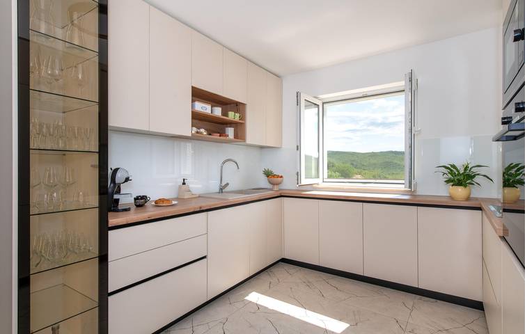 Stilvolle Wohnung mit Pool, Terrasse und Parkplatz in Čvrljevo, Dalmatinisches Zagora