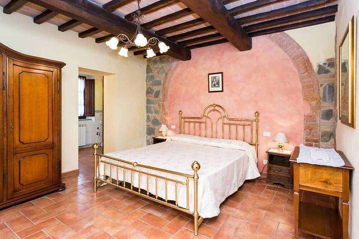 Farmhouse on Lake Trasimeno, entire structure 13 apartments in Castiglione del Lago, Lago Trasimeno