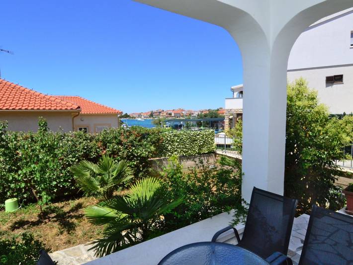 Ferienwohnung für 4 Personen, mit Terrasse und Garten in Grad Šibenik - 3