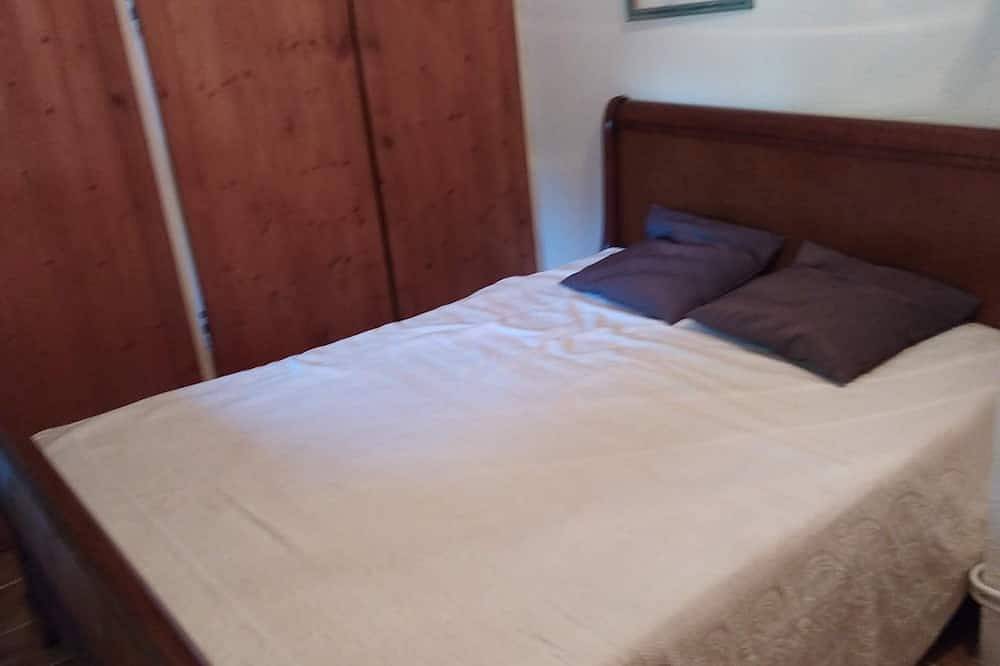 Quiet country house 90 m2 with swimming pool/ jacuzzi/ large garden/ terrace in Banon, Forcalquier region