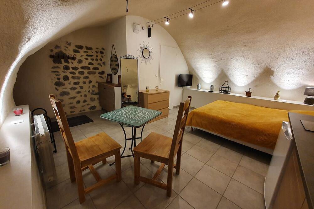 Entire apartment, Studio Voute Atypique in Murol, Volcans d'Auvergne Regional Nature Park