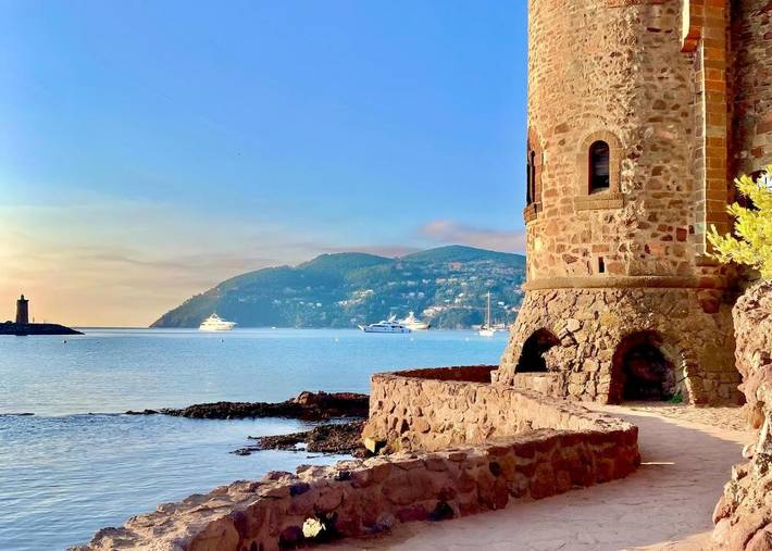 Gîte pour 6 personnes, avec terrasse dans Château de la Napoule
