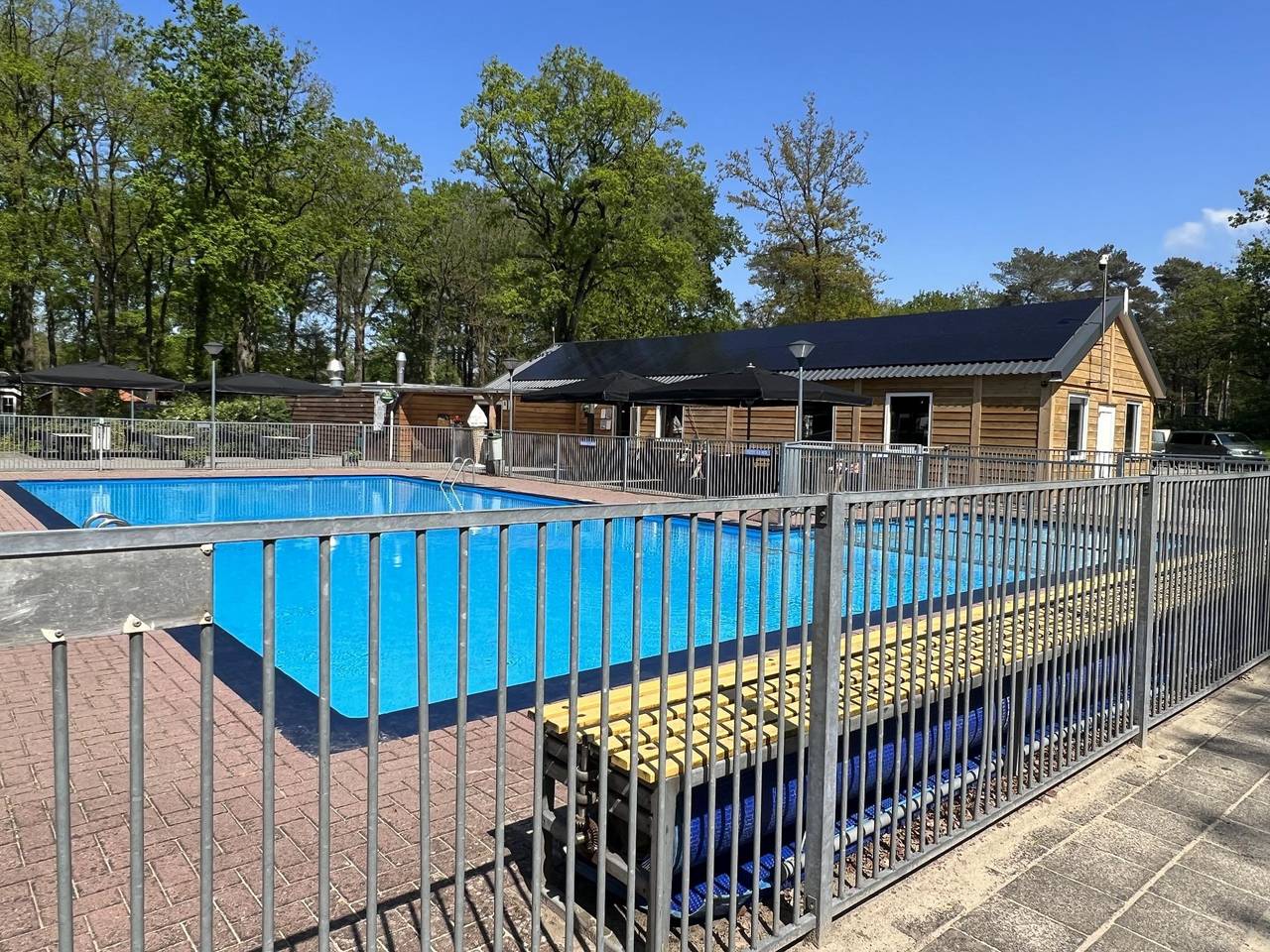 Prachtig chalet op camping met buitenzwembad in Regio Zwolle