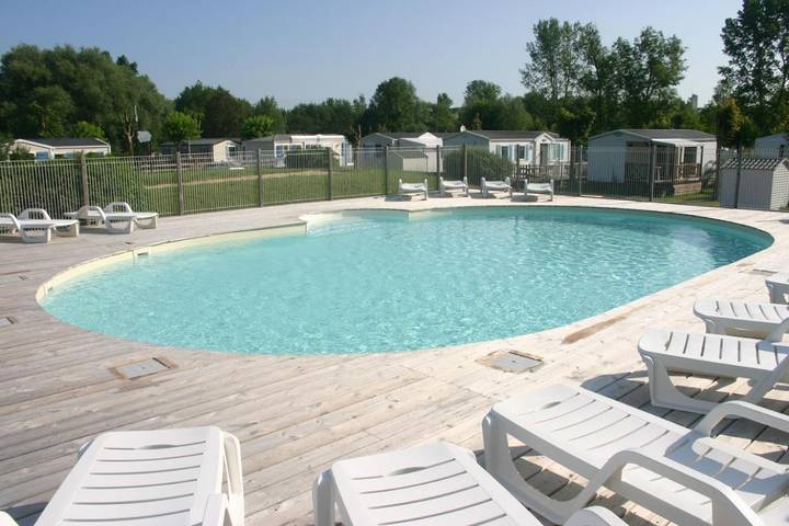 Camping pour 2 personnes, avec piscine et jardin