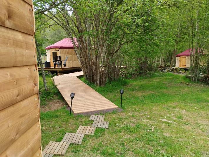 Gîte pour 4 personnes, avec terrasse ainsi que vue et jardin dans Mazaye - 3