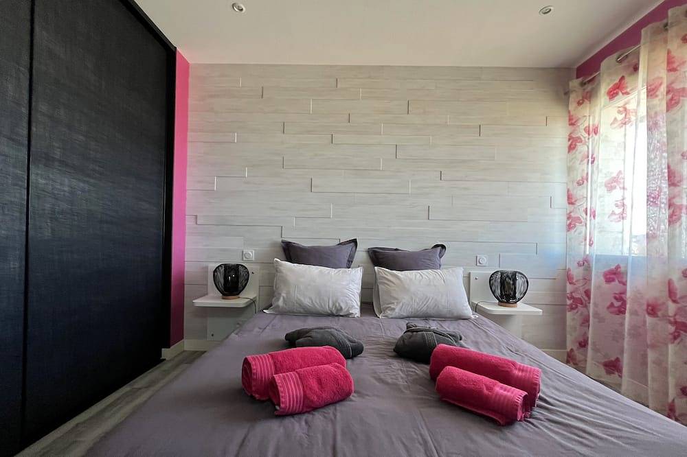 Villa vue mer 20 mètres de la plage avec piscine intérieure et jacuzzi extérieur in Santec, Ceinture Dorée
