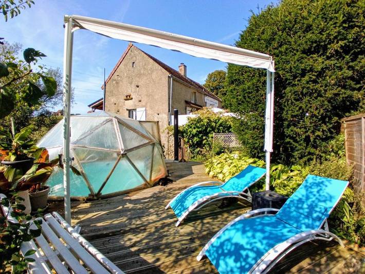 Location de vacances pour 4 personnes, avec piscine ainsi que vue et jardin, adapté aux familles à Couches