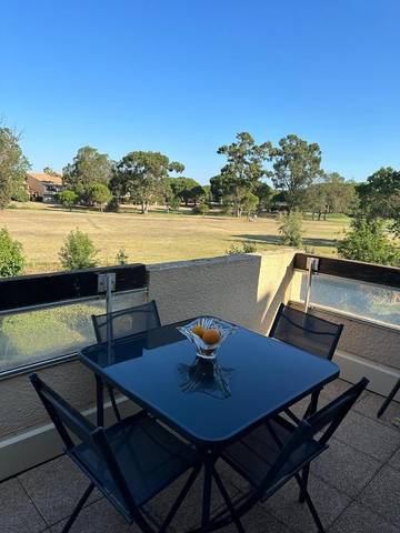 Gîte pour 4 personnes, avec terrasse et vue dans Golf de Saint Cyprien