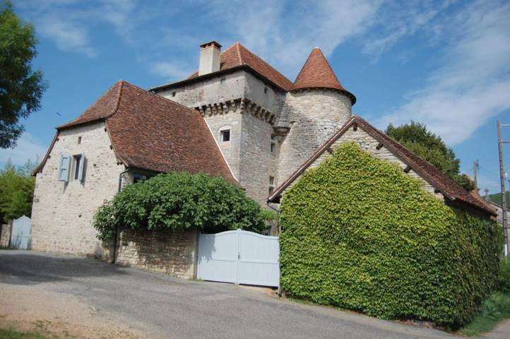 Location de vacances pour 2 personnes, avec Terrasse et Jacuzzi ainsi que Jardin et Piscine à Ambeyrac