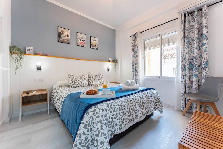 Hel lägenhet, Holiday Apartment "Salinas" with Private Terrace & Wi-Fi in Fuengirola Centre, Fuengirola