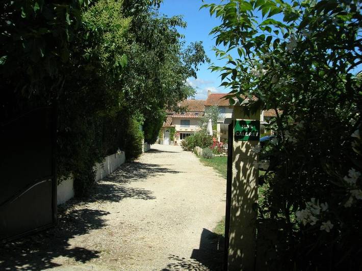 Location de vacances pour 2 personnes, avec piscine ainsi que vue et jardin à Saint-Étienne-du-Grès - 3