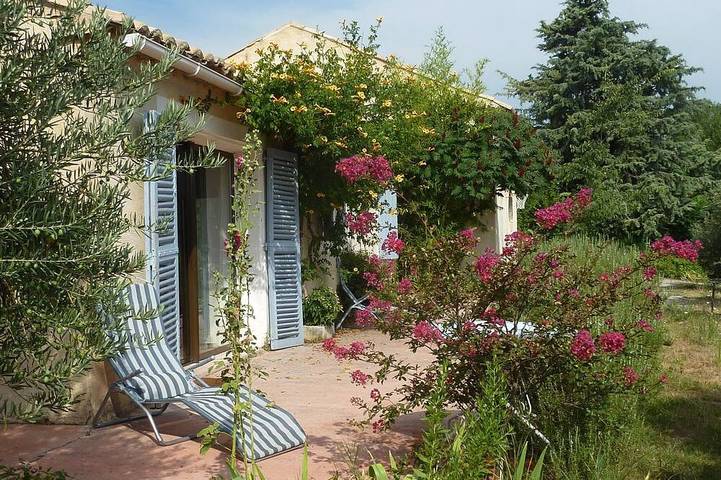 Location de vacances pour 4 personnes, avec jacuzzi et terrasse ainsi que jardin et piscine à Mazan