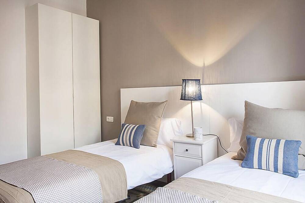 Entire apartment, The Grande 1 Apartment on Valencia St. Ideal for families in Barcelona Centre, Barcelona