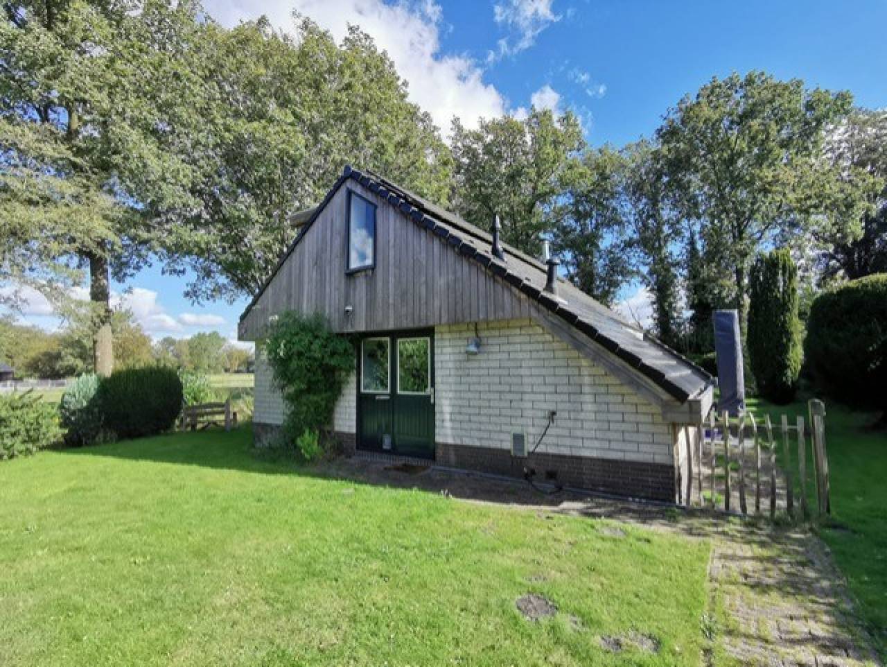 Vrijstaande 4-persoons vakantiewoning aan de rand van het bos in Appelscha in Friesland