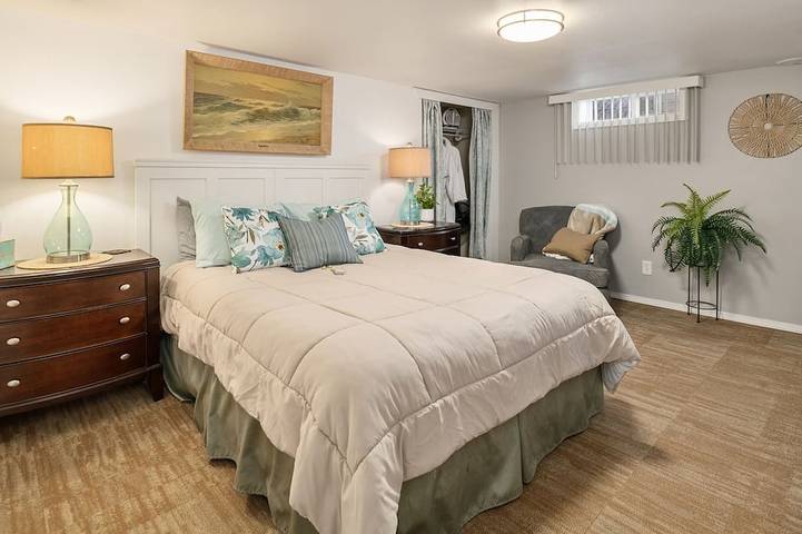 Entire apartment, Large Modern 2 Bedroom near Ocean, Airport, and Seattle with private garage in Burien, King County
